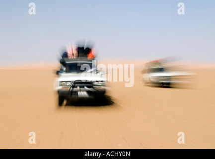 Un Landcruiser Touareg traverse le Ténéré vide déchets de l'Algérie Sahara central en route de Tamanrasset à Djanet Banque D'Images