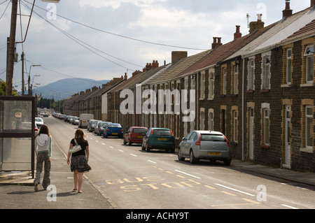 Immeuble d'anciens mineurs sept Sœurs Blaendulais Dulais Valley South Wales deux filles dans la rue en soleil Banque D'Images