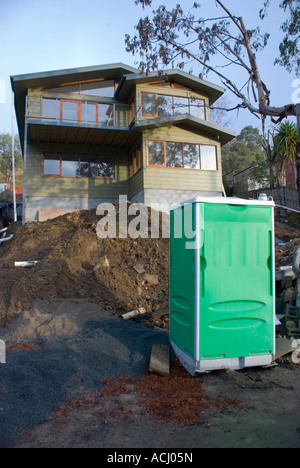 Toilettes portables sur une maison construction site Banque D'Images