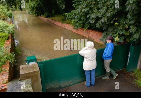 La porte d'inondation à Deerhurst Gloucestershire Angleterre Royaume-uni empêche la montée des eaux du fleuve Severn après les pluies prolongées Banque D'Images