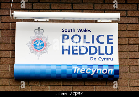 La police de la Nouvelle-Galles du Sud bilingue signe en Trecynon, Rhondda Cynon Taff, dans le sud du Pays de Galles les vallées Banque D'Images