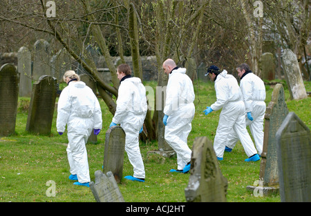 Recherche d'agents de police cimetière après l'assassinat du père Paul Bennett, poignardé à mort en raison de son église au Pays de Galles UK Banque D'Images