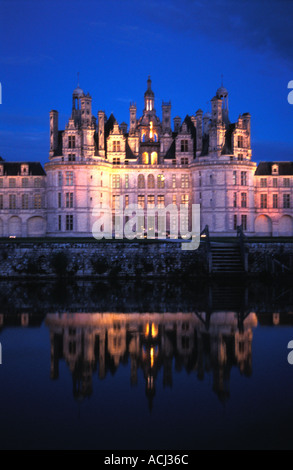 Soirée au Château de Chambord et la rivière Closson, vallée de la Loire, Sologne, France. Banque D'Images