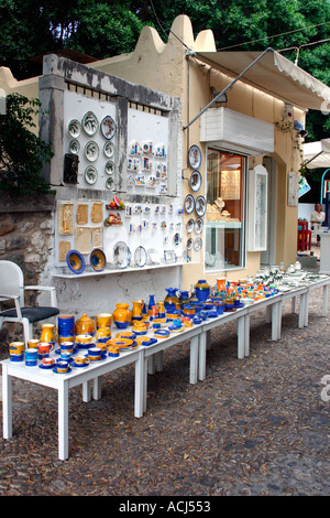 La poterie grecque en vente sur un étal du marché dans la ville de Kos sur l'île de Kos dans la mer Égée. Banque D'Images