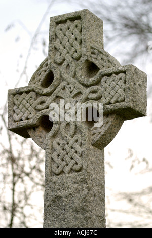 Croix celtique sur un mémorial de guerre Shobrooke Devon, Angleterre Banque D'Images