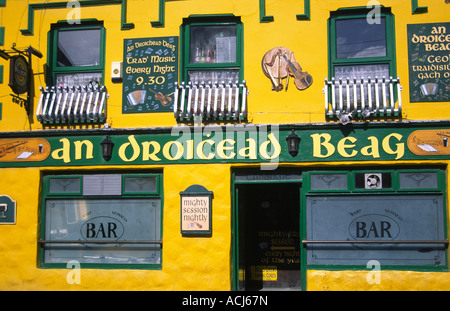 Façade colorée d'une Droicead pub Beag, la ville de Dingle. Péninsule de Dingle, comté de Kerry, Irlande. Banque D'Images