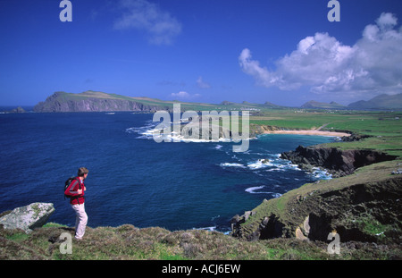 Walker à la plage de Clogher vers Clogher Head. Péninsule de Dingle, comté de Kerry, Irlande. Banque D'Images