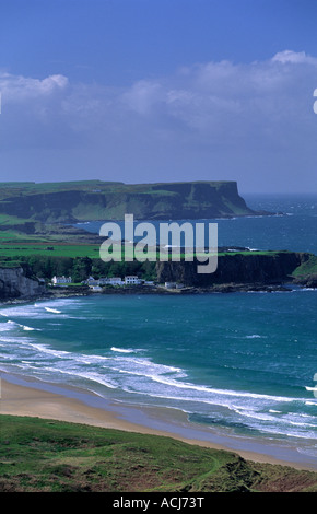 Vue sur Portbraddan de White park Bay, Co Antrim, en Irlande du Nord. Banque D'Images