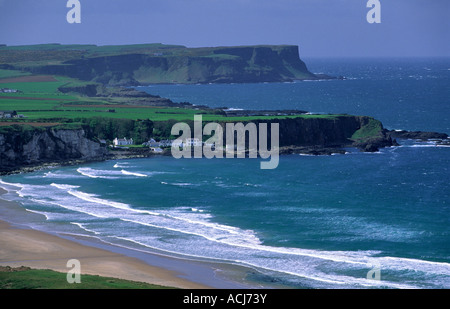 Vue sur Portbraddan de White Park Bay, Co Antrim, en Irlande du Nord. Banque D'Images