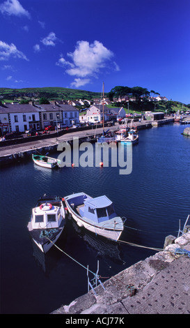 Des bateaux de pêche dans le port de Carnlough, Les Glens d'Antrim, comté d'Antrim, en Irlande du Nord, Royaume-Uni. Banque D'Images