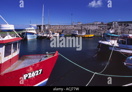 Des bateaux de pêche dans le port de Carnlough, Les Glens d'Antrim, comté d'Antrim, en Irlande du Nord, Royaume-Uni. Banque D'Images