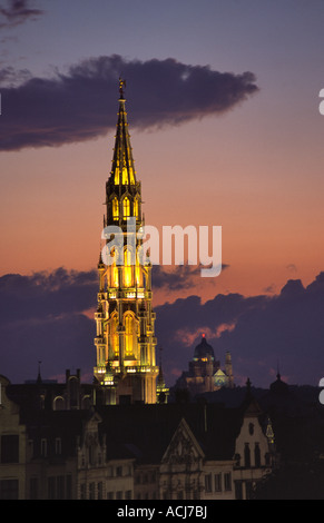 Le hall de l'Hôtel de Ville de Bruxelles la tour domine les toits de la ville au crépuscule. Bruxelles, Belgique. Banque D'Images