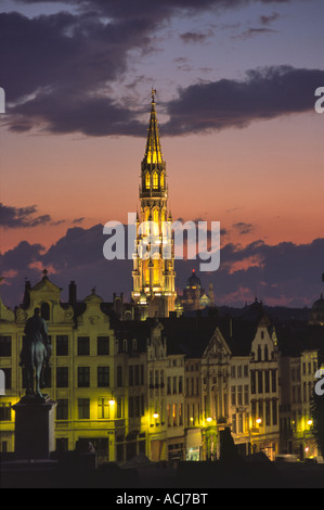 Le hall de l'Hôtel de Ville de Bruxelles la tour domine les toits de la ville au crépuscule. Bruxelles, Belgique. Banque D'Images