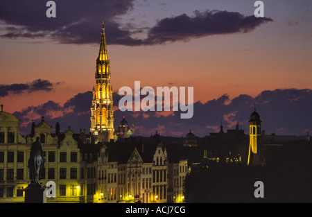 Le hall de l'Hôtel de Ville de Bruxelles la tour domine les toits de la ville au crépuscule. Bruxelles, Belgique. Banque D'Images