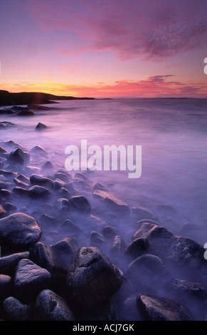 Coucher du soleil de l'Atlantique de la côte rocheuse de Mannin Bay, Connemara, comté de Galway, Irlande. Banque D'Images