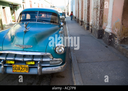 Classic American voiture garée dans la rue, Trinidad, Sancti Spiritus, Cuba. Banque D'Images