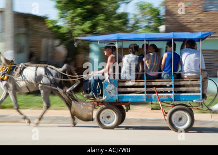 L'extraction d'un autocar de transport public plein de passagers à l'extérieur de Trinidad, Cuba. Banque D'Images