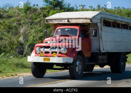 Camion utilisé pour transporter des passagers sur la route, entre Jatib et Trinidad Cuba. Banque D'Images