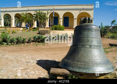 Plantation House et Bell à l'historique demeure sucrière pour appeler les esclaves travaillant dans les domaines de l'Manaca-Iznaga, Cuba. Banque D'Images