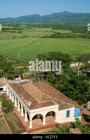 Ancienne plantation de canne à sucre Manaca-Iznaga avec la Sierra Escambray au loin, Valle de Los Ingenios, Cuba. Banque D'Images