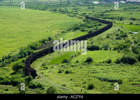 Longue file de wagons de train qui ont été utilisés pour le transport sur l'ancienne plantation de canne à sucre Manaca-Iznaga, Cuba. Banque D'Images