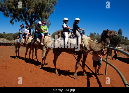 Train de chameaux et les cavaliers, Kata Tjuta National Park, Territoire du Nord, Australie Banque D'Images