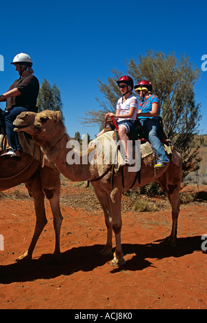 Train de chameaux, riders, Kata Tjuta National Park, Territoire du Nord, Australie Banque D'Images