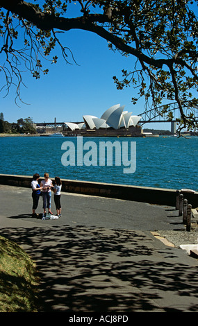 Sydney Opera House et Sydney Harbour Bridge de Mme Macquaries Point, le port de Sydney, Sydney, New South Wales, Australia Banque D'Images