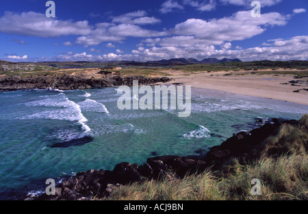 Plage de sable à distance sur la rive de Mannin Bay, Connemara, comté de Galway, Irlande. Banque D'Images