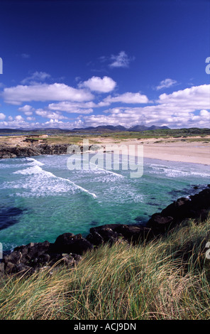 Plage de sable à distance sur la rive de Mannin Bay, Connemara, comté de Galway, Irlande. Banque D'Images