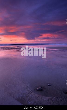 Coucher du soleil au crépuscule réflexions sur une plage de sable fin, comté de Donegal, Irlande. Banque D'Images