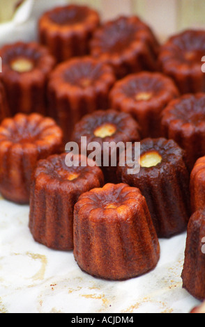 Dans un marché de l'alimentation de rue à Bordeaux sur le Quai des Chartrons : Canelés de Bordeaux, petits gâteaux faits à partir d'oeuf, vanille, caramel. Bordeaux Gironde Aquitaine France Europe caneles canelles cannele Bordeaux Gironde Aquitaine France Europe Banque D'Images