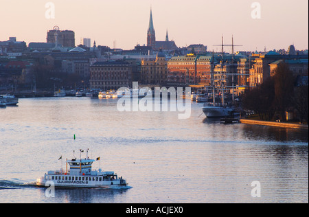 Soir sur Strommen Strom avec le Grand Hôtel l'auberge de jeunesse berne trois af Chapman navire amarré ancrées à Skeppsholmen un livre blanc de style ancien traversier de passagers Djurgarden 8 sur l'eau et l'archipel de blanc les croisières sur le keyside Stockholm, Suède, Suède, Europe Banque D'Images