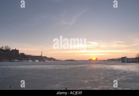 Vue du soir au coucher du soleil au-dessus d'un couvert de glace d'eau Riddarfjarden vers l'ouest avec Soder, la partie sud de Stockholm à la gauche et à la droite Kungsholmen Stockholm, Suède, Suède, Europe Banque D'Images