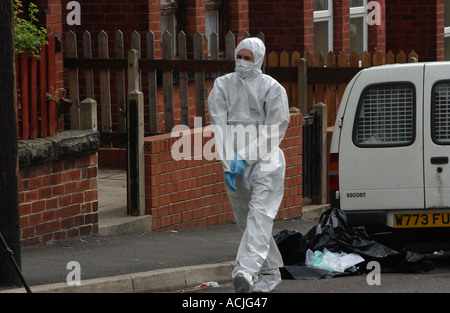 PIC D'AUTEUR PAR HOWARD BARLOW FORENSIC investigations dans une maison de BEESTON Leeds où le vécu des bombardiers DU TUBE DE LONDRES Banque D'Images