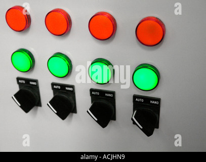 Salle informatique de commutation - panneau de commande électrique avec feux rouge et jaune et noir passe Banque D'Images