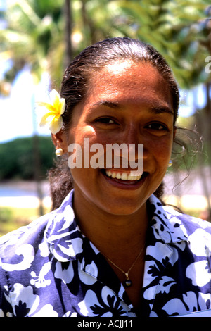 Portrait de femme autochtone colorée de fleurs avec l'île de Pâques pendant le Festival Tapati Rapa Nui Banque D'Images