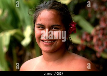 Portrait coloré de femme autochtone au cours de l'île de Pâques Festival Tapati Rapa Nui Banque D'Images