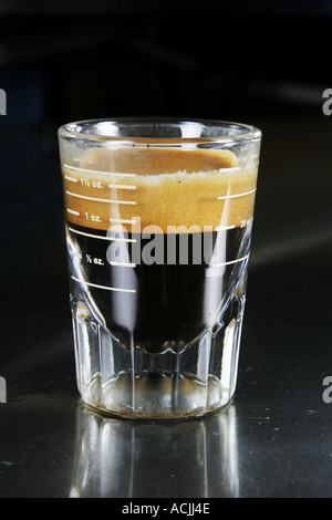 Espresso simple dans un verre avec plein crema Banque D'Images