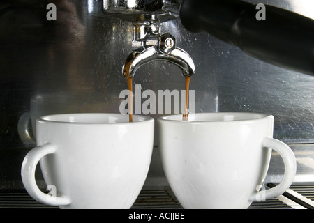 Détail de l'image deux tasses d'espresso dans une machine industrielle profesional Banque D'Images
