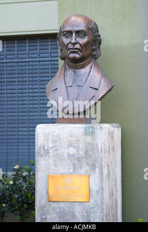 Statue buste en avant d'un bâtiment militaire près de Carlos Morales Street illustrant le libérateur Miguel Hidalgo y Costilla qui a initié l'indépendance du Mexique, né en 1753, Montevideo, Uruguay, Amérique du Sud Banque D'Images