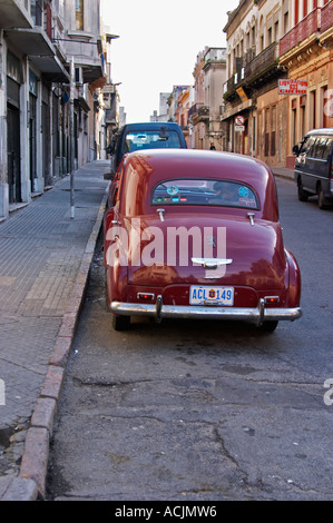 Un vieux classique Peugeot rouge voiture garée au coin de la rue. probablement à partir des années 1950, années 50, peut-être un 203 Montevideo, Uruguay, Amérique du Sud Banque D'Images