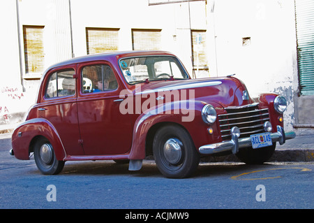 Un vieux classique Peugeot rouge voiture garée au coin de la rue. probablement à partir des années 1950, années 50, peut-être un 203 Montevideo, Uruguay, Amérique du Sud Banque D'Images