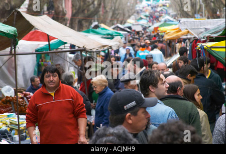 Une rue animée avec des stands de marché et les consommateurs dans une rue de la ville. Montevideo, Uruguay, Amérique du Sud Banque D'Images