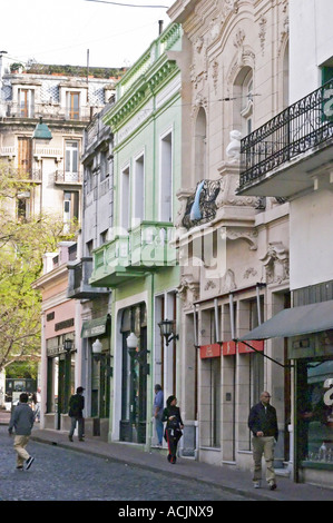 Dans le quartier de San Telmo autour de la Plaza Dorrego Square, une rangée de maisons anciennes de style Art Nouveau Jugend autour de la place, tous les magasins d'antiquités. logement maintenant, les gens qui marchent dans la rue. Calle Defensa Defence street Buenos Aires Argentine, Amérique du Sud Banque D'Images