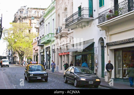 Dans le quartier de San Telmo autour de la Plaza Dorrego Square, une rangée de maisons anciennes de style Art Nouveau Jugend autour de la place, tous les magasins d'antiquités. logement maintenant, les gens qui marchent dans la rue. Calle Defensa Defence street Buenos Aires Argentine, Amérique du Sud Banque D'Images