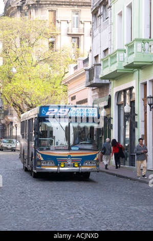 Dans le quartier de San Telmo autour de la Plaza Dorrego Square, un bus local peints dans des couleurs vives numéro 29, vieille Mercedes. Calle Defensa Defence street Buenos Aires Argentine, Amérique du Sud Banque D'Images