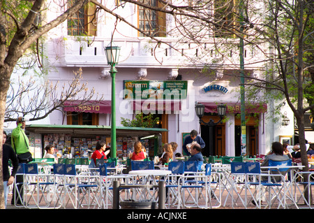 Dans le quartier de San Telmo autour de la Plaza Dorrego Square, sur la place : cafés avec les gens de boire du café et de la bière. Calle Defensa Banque D'Images