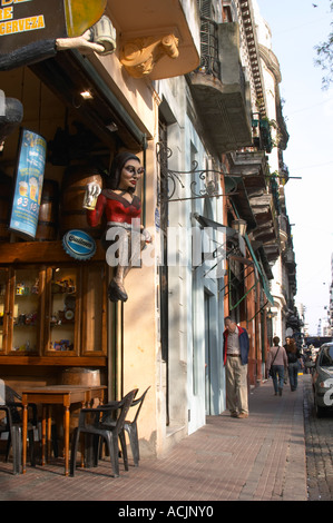 Dans le quartier de San Telmo autour de la Plaza Dorrego Square, marché aux puces et d'antiquités meubles de magasins affichant des poupées, des statues et de plus dans la rue aux passants Calle Defensa Defence street Buenos Aires Argentine, Amérique du Sud Banque D'Images