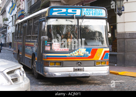 Dans le quartier de San Telmo autour de la Plaza Dorrego Square, un bus local peints dans des couleurs vives numéro 29, vieille Mercedes. Calle Defensa Defence street Buenos Aires Argentine, Amérique du Sud Banque D'Images